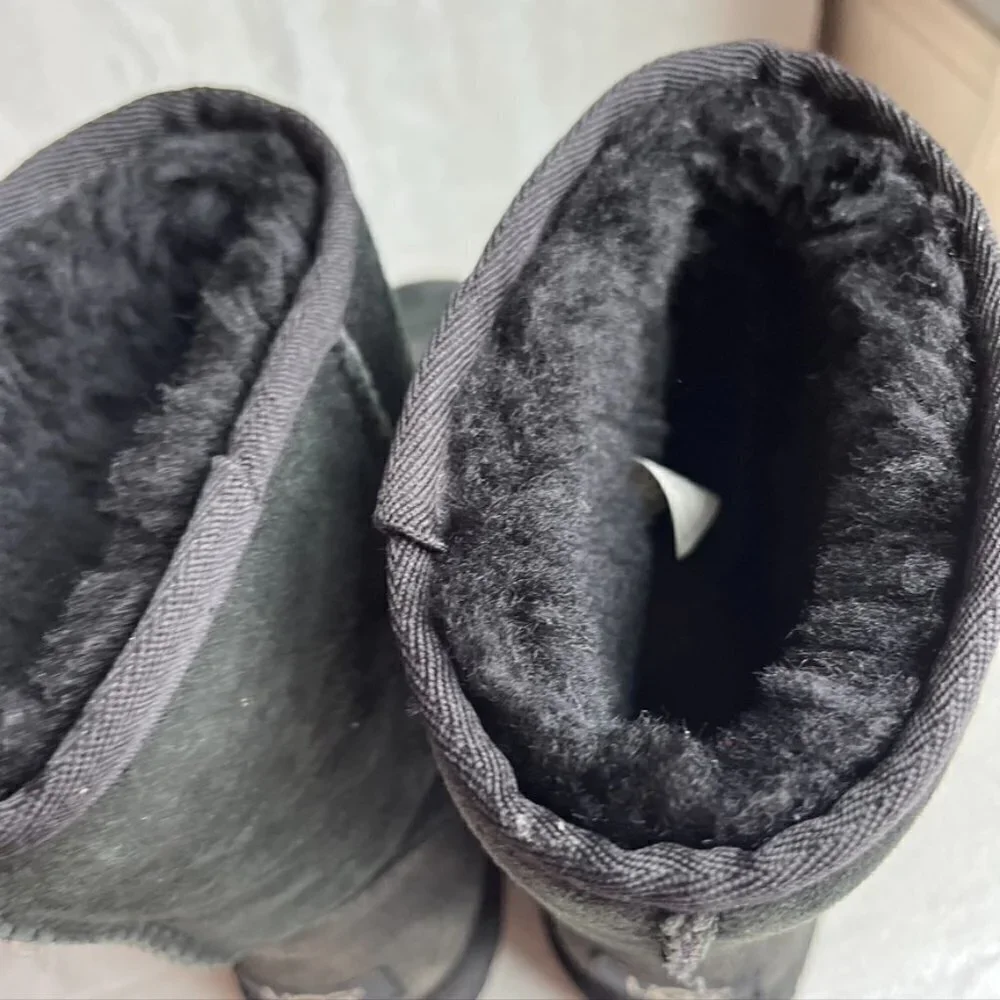 ** UGG Australia Classic Short Womens Size 6 Black Sheepskin Winter Boots 5825